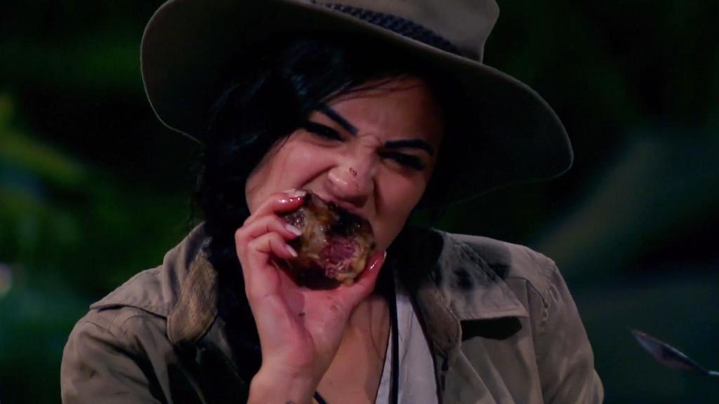 Elena Miras genießt mit den anderen Campern das erste richtig große Essen im Dschungelcamp 2020.