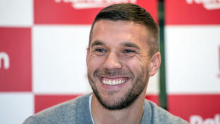 ARCHIV - 13.01.2019, Nordrhein-Westfalen, Gummersbach: Der frühere Fußall-Nationalspieler Lukas Podolski lächelt bei einer Pressekonferenz. (Zu dpa: «Medien: Podolski mit Antalyaspor einig») Foto: Bernd Thissen/dpa +++ dpa-Bildfunk +++