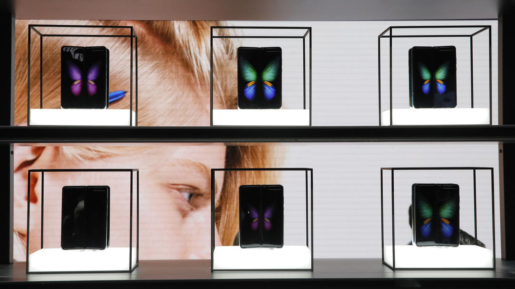 07.01.2020, USA, Las Vegas: Galaxy Fold 5G werden am Stand von Samsung auf der Technik-Messe CES ausgestellt. Foto: John Locher/AP/dpa +++ dpa-Bildfunk +++
