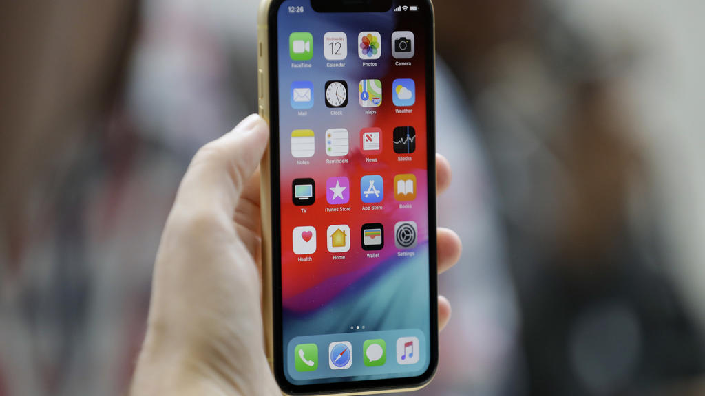 ARCHIV - 12.09.2018, USA, Cupertino: Apples iPhone XR wird bei einer Präsentation gezeigt.(Zu dpa "Apple bekräftigt Nein zur Entsperrung von iPhones nach FBI-Anfrage") Foto: Marcio Jose Sanchez/AP/dpa +++ dpa-Bildfunk +++