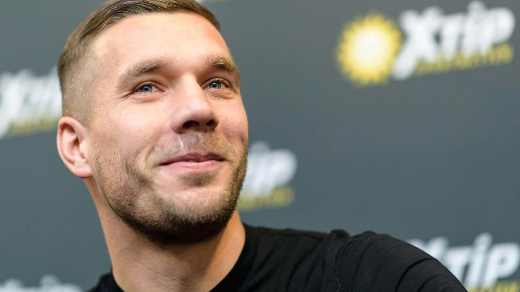 Lukas Podolski Macht Seiner Monika Zum 10 Hochzeitstag Eine Susse Liebeserklarung