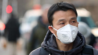  Chinese wear protective respiratory masks in downtown Beijing on Tuesday, January 21, 2020. Health authorities in China reported the country s fourth death from a new type of coronavirus, as the country braces for the Lunar New Year travel boom amid concerns over a possible outbreak similar to that of the SARS virus in the early 2000s. PUBLICATIONxINxGERxSUIxAUTxHUNxONLY PEK2020012112 STEPHENxSHAVER