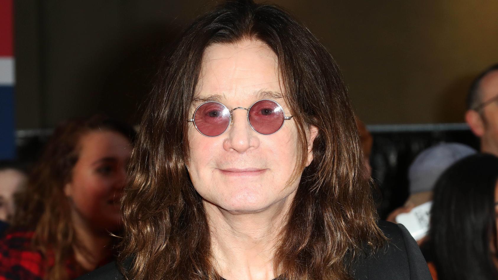 So sieht Ozzy Osbourne nicht mehr aus. Der 71-Jährige hat nun ganz graues Haar.