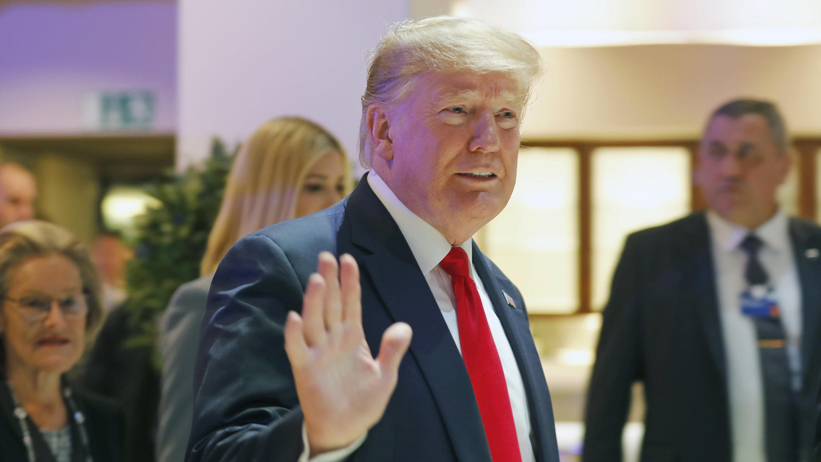 22.01.2020, Schweiz, Davos: US-Präsident Donald Trump kommt zur Sitzung des Weltwirtschaftsforums (WEF). Die 50. Jahrestagung des Forums findet vom 21. Januar bis zum 24. Januar 2020 in Davos statt. Foto: Markus Schreiber/AP/dpa +++ dpa-Bildfunk +++