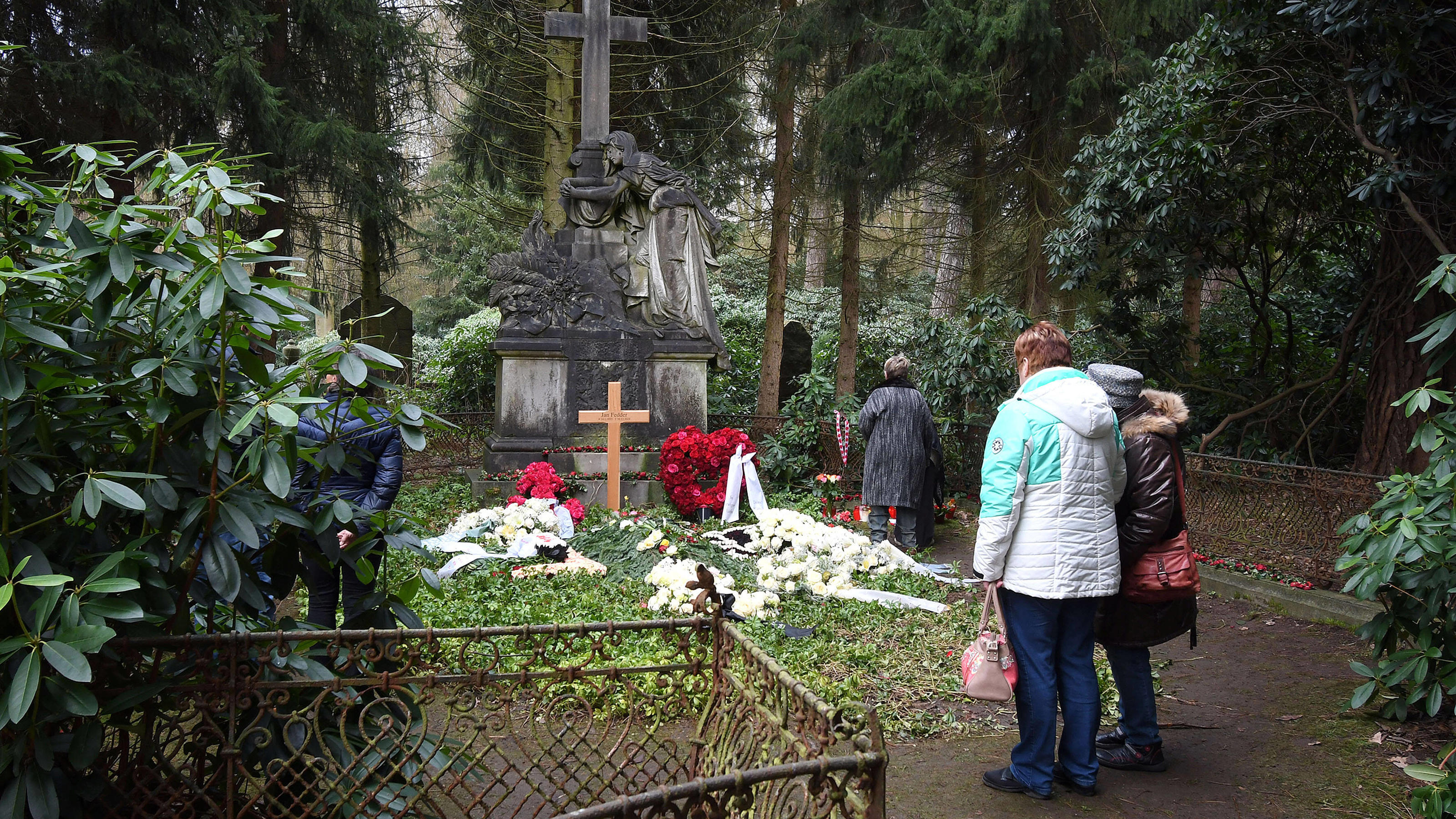 Jan Fedders Grab wurde regelrecht von Fans überlaufen - jetzt ist es gesperrt.