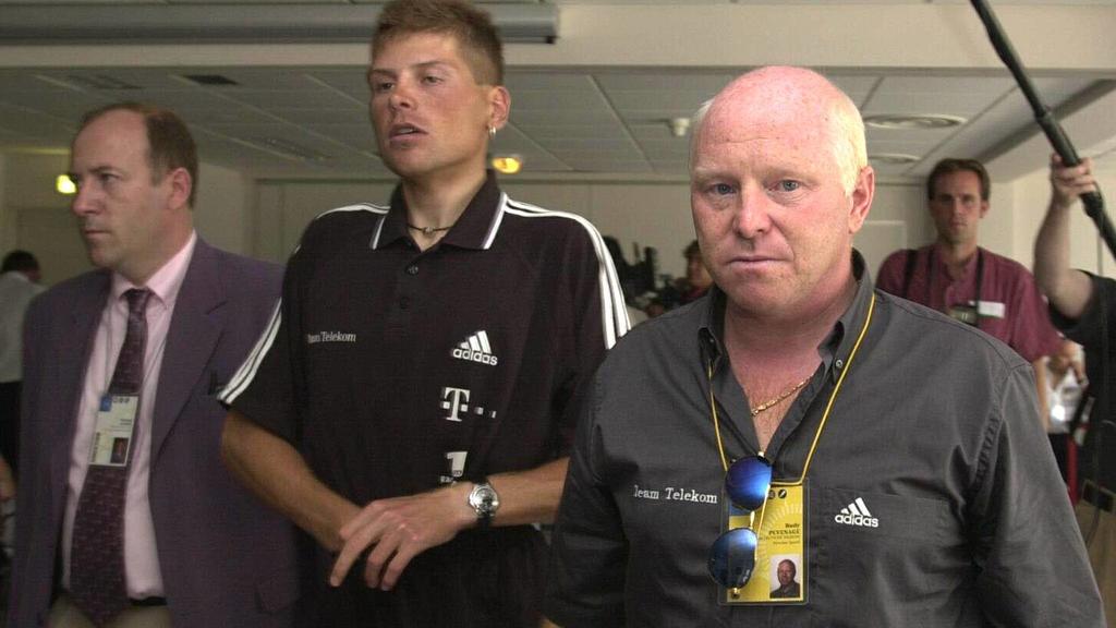 TDF06- - POITIERS, FRANCE : CYCLING TOUR DE FRANCE 2000 - German cyclist and potential winner Jan Ullrich and his assistant technical director, Belgian Rudy Pevenage, are surounded by journalist as Ullrih is going to undergo the traditional medical e