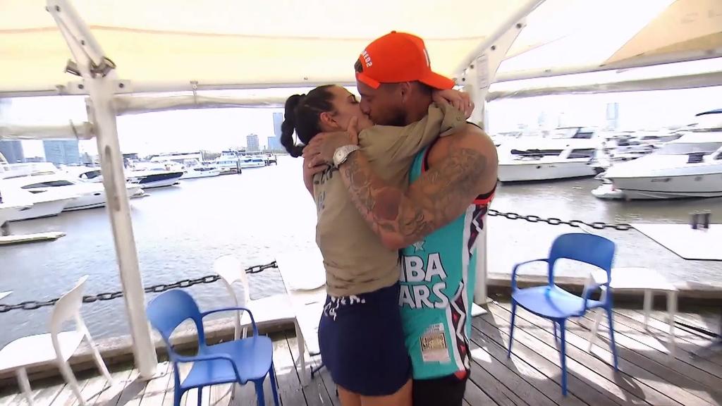 Elena und Mike sehen sich nach mehr als zwei Wochen endlich wieder.