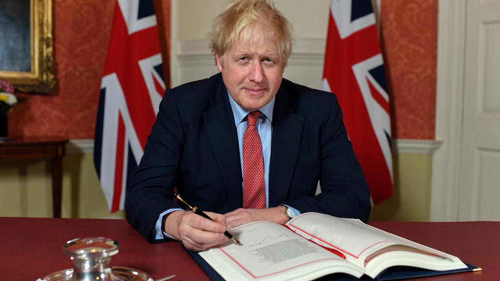 Boris Johnson unterzeichnet den Brexit-Vertrag.
