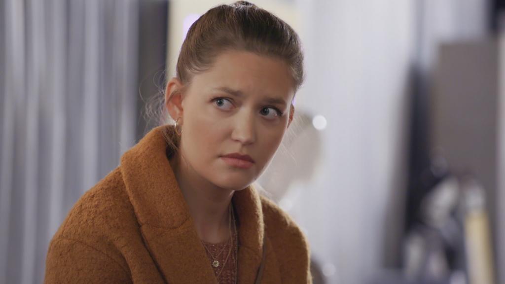 AWZ: Nathalie guckt traurig.
