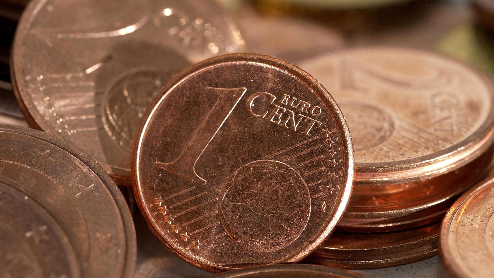 ARCHIV - Euro-Cent-Münzen liegen auf einem Haufen, aufgenommen am 10.07.2004. Foto: Karlheinz-Schindler/dpa (zu dpa:" «Wer den Pfennig nicht ehrt»: Sind Cent-Münzen noch zeitgemäß? " vom 09.10.2015) +++(c) dpa - Bildfunk+++