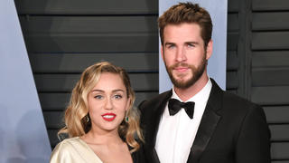 ARCHIV - 04.03.2018, USA, Los Angeles: Miley Cyrus und Liam Hemsworth kommen in Beverly Hills zur Vanity Fair Oscar Party. Das Gericht in Los Angeles hat die Scheidung der beiden bewilligt, wie die Promiportale «TMZ.com» und «UsWeekly» unter Berufung auf Scheidungspapiere berichteten. Foto: -/PA/dpa +++ dpa-Bildfunk +++