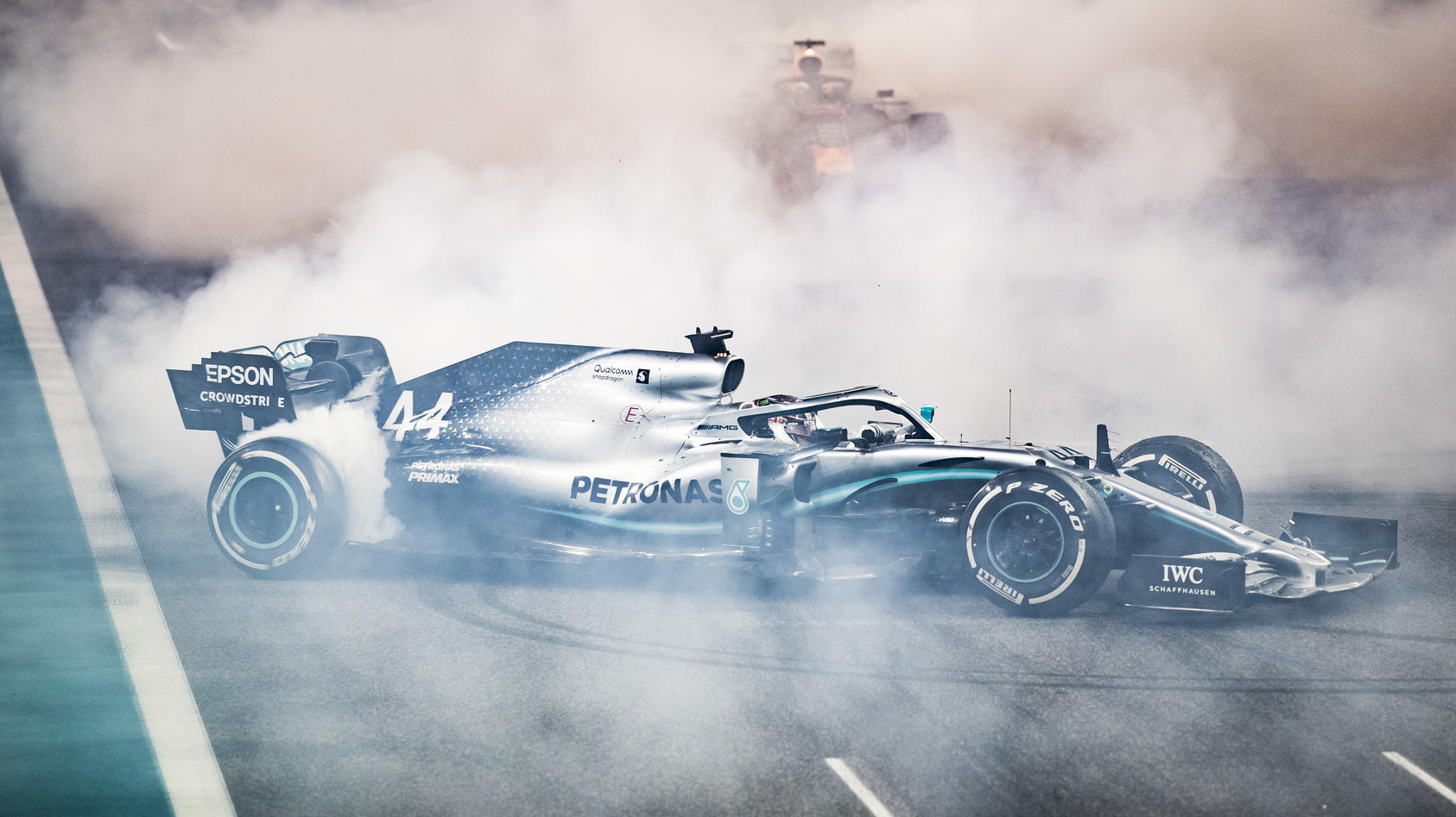 Sport Bilder des Tages 2019 Abu Dhabi GP YAS MARINA CIRCUIT, UNITED ARAB EMIRATES - DECEMBER 01: Max Verstappen, Red Bull Racing RB15, 2nd position, and Lewis Hamilton, Mercedes AMG F1 W10, 1st position, perform donuts in celebration at the end of th