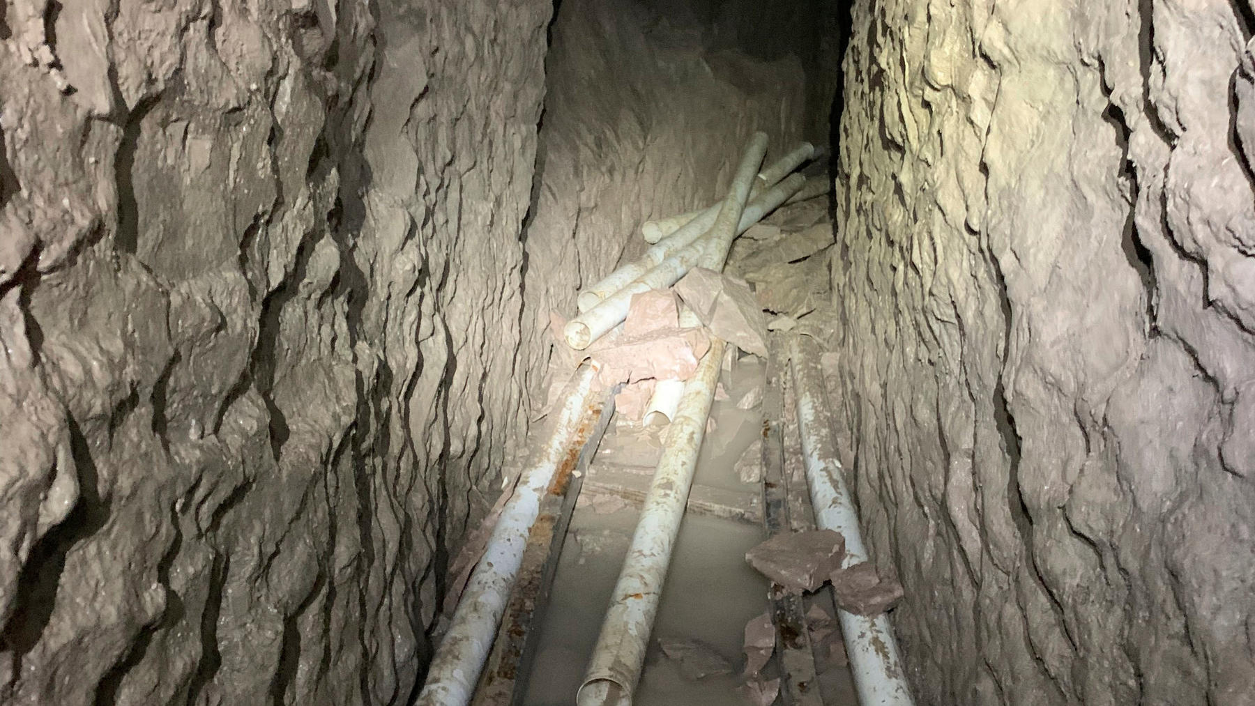 HANDOUT - 30.01.2020, ---: Dieses undatierte von der Drug Enforcement Administration am 30.01.2020 zur Verfügung gestellte Foto zeigt den bisher längsten bekannten illegalen Tunnel aus Mexiko in die USA. Der Tunnel beginne in einer Industriezone der 