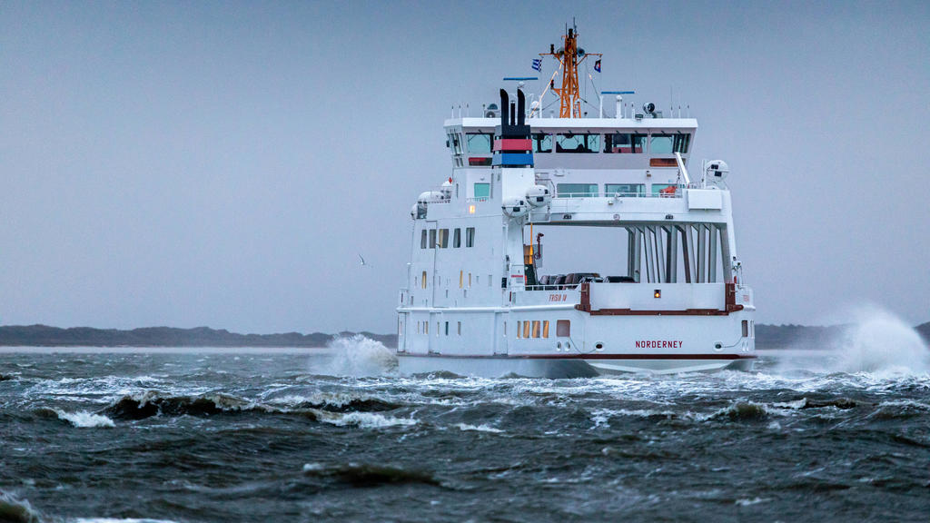Norderney. 28 JAN 2020. Sturmtief Lolita über der Nordseeküste. Fährschiff Frisia IV kämpft sich bei Sturm von Norderney nach Norddeich. OSTFRIESLAND. Ostfriesische Inseln. *** Norderney 28 JAN 2020 Stormy low Lolita over the North Sea coast Ferry F