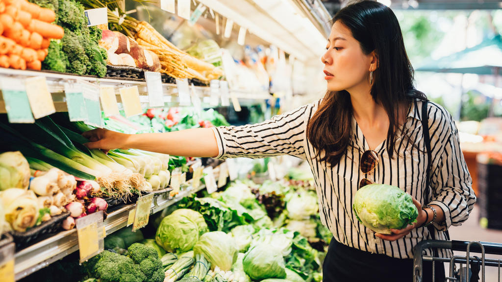 Frau kauft im Supermarkt ein