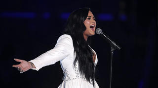ARCHIV - 26.01.2020, USA, Los Angeles: US-amerikanische Sängerin Demi Lovato tritt mit ihrem Lied «Anyone» bei der Verleihung der diesjährigen Grammy Awards im Staples Center auf. Sie wird beim Super Bowl die Nationalhymne singen. Foto: Matt Sayles/Invision/AP/dpa +++ dpa-Bildfunk +++