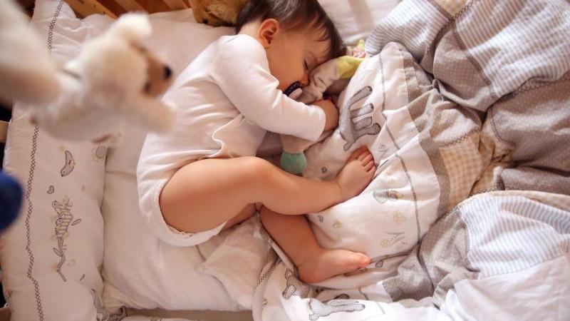 Worauf und worin Babys liegen ist für einen guten Schlaf entscheidend.