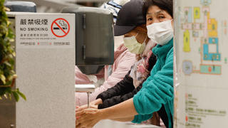03.02.2020, China, Hongkong: Maskierte Besucher waschen sich vor einem öffentlichen Krankenhaus die Hände mit bereitgestellter Seife gründlich. Der Ausbruch der neuartigen Lungenkrankheit hat in China schon mehr Menschenleben gefordert als die Sars-Pandemie vor 17 Jahren. Foto: Liau Chung-Ren/ZUMA Wire/dpa +++ dpa-Bildfunk +++