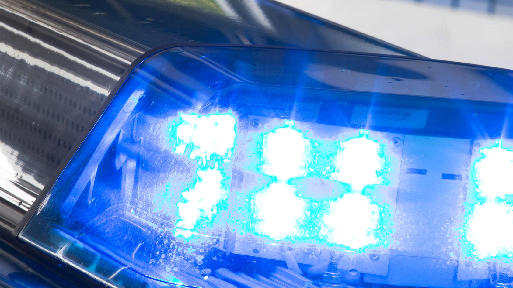 SYMBOLBILD - 27.07.2015, Niedersachsen, Osnabrück: SYMBOLFOTO - Ein Blaulicht auf dem Dach eines Polizeiwagens.   (zu dpa: «Drei Männer sollen junges Mädchen vergewaltigt haben") Foto: Friso Gentsch/dpa +++ dpa-Bildfunk +++