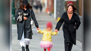 Irina Shayk bei einem Spaziergang mit Töchterchen Lea und ihrer Mutter Olga in New York.
