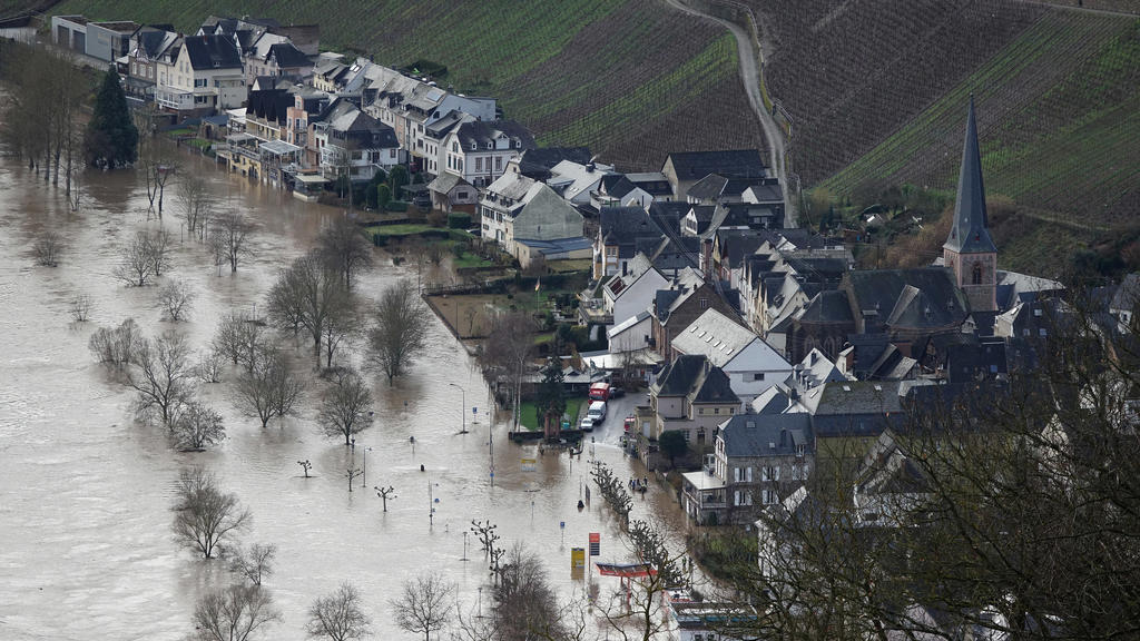 04.02.2020, Rheinland-Pfalz, Ürzig: Das Hochwasser der Mosel hat die B53 in Ürzig überschwemmt. Zahlreiche Straßen entlang des Flusses sind abschnittweise überflutet und für den Verkehr gesperrt. Foto: Harald Tittel/dpa +++ dpa-Bildfunk +++