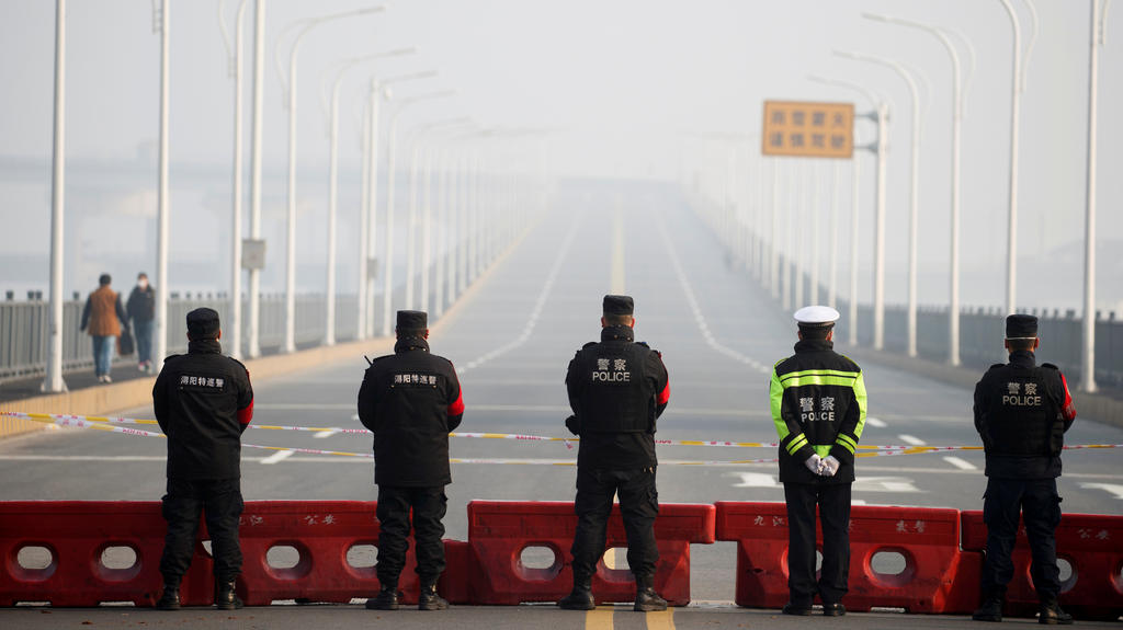 Polizei-Checkpoint an der Jiujiang Yangtze River Bridge.