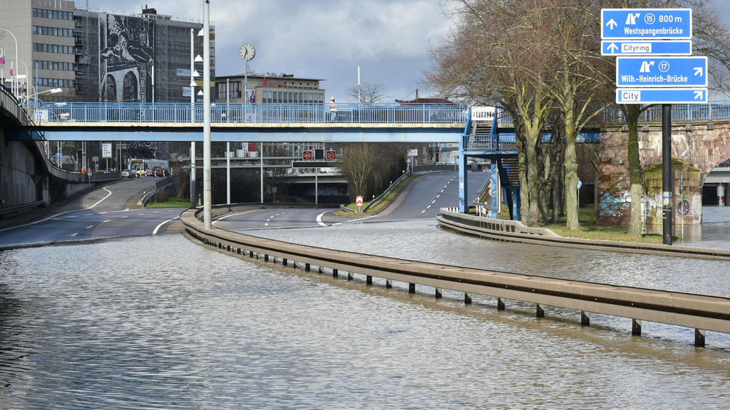  Die Stadtautobahn A620 ist in der Nacht auf Dienstag 04.02.2020 zwischen der Luisenbrücke und der Bismarckbrücke in Saarbrücken wegen Hochwasser in beide Richtungen gesperrt worden. Die Saar ist aufgrund starker Regenfälle in den letzten Tagen über 