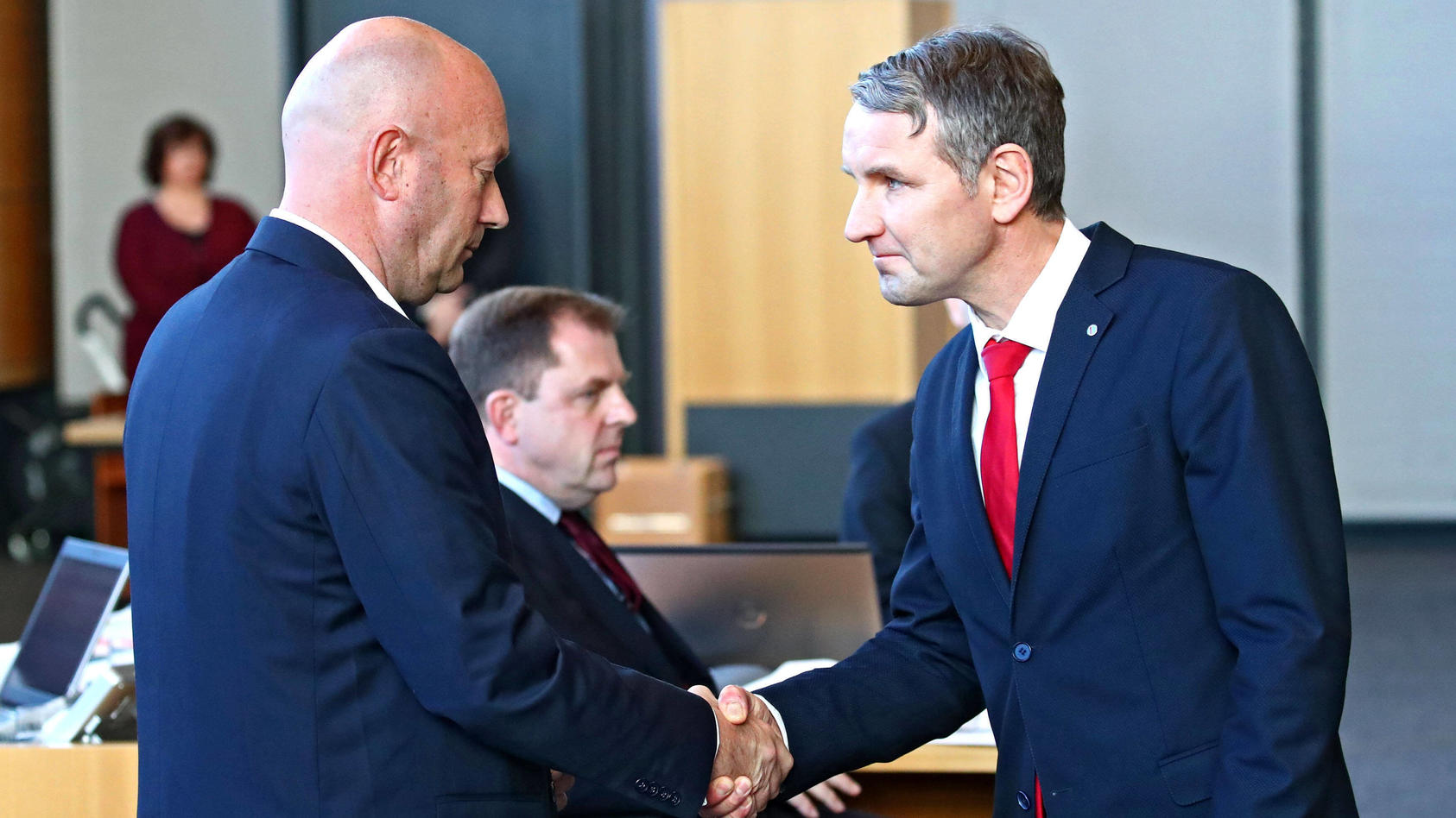Björn Höcke (AfD) gratuliert Thomas Kemmerich (FDP).