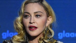 ARCHIV - 05.05.2019, USA, New York: Madonna, US-amerikanische Sängerin, nimmt den "Advocate for Change-Award" bei den 30. jährlichen GLAAD Media Awards entgegen. (zu dpa "Madonna lobt Frankreich - und gurgelt Hymne mit dem Bier eines Fans") Foto: Evan Agostini/Invision/AP/dpa +++ dpa-Bildfunk +++