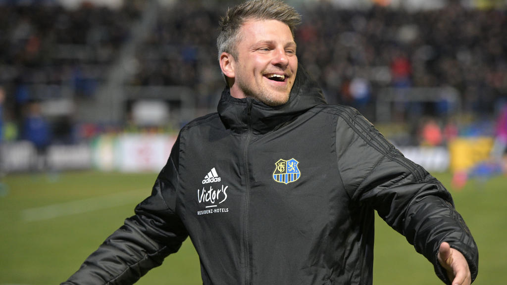 05.02.2020, Saarland, Völklingen: Fußball: DFB-Pokal, 1. FC Saarbrücken - Karlsruher SC, 3. Runde, Hermann-Neuberger Stadion. Saarbrückens Trainer Lukas Kwasniok steht vor Spielbeginn auf dem Platz. Foto: Oliver Dietze/dpa - WICHTIGER HINWEIS: Gemäß