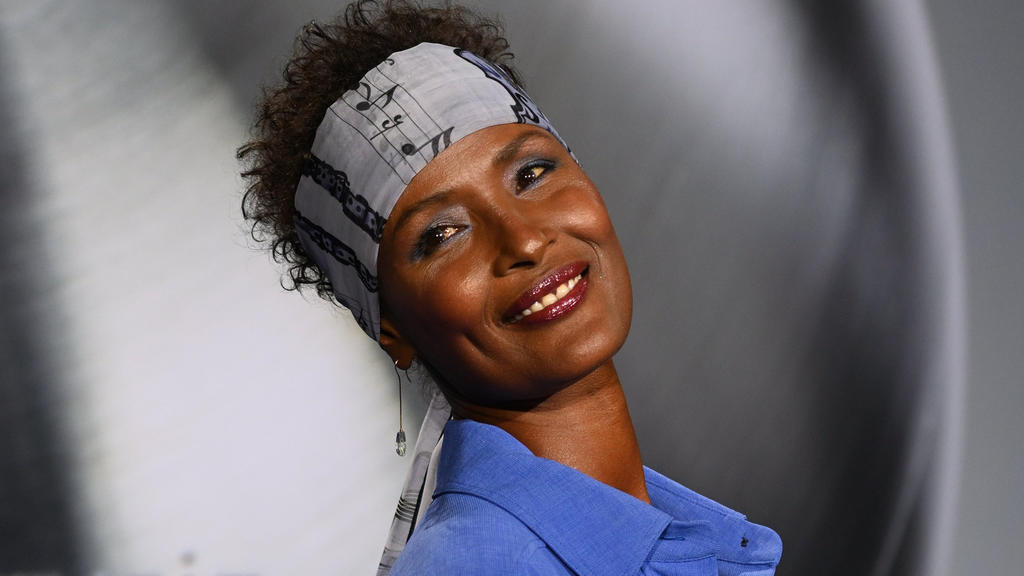 ARCHIV - 22.11.2019, Nordrhein-Westfalen, Köln: Die Autorin Waris Dirie kommt zur Verleihung der Deutschen Nachhaltigkeitspreise 2019. Die Geschichte von Waris Dirie, die als Nomadin in Somalia geboren und später Supermodel wurde, kommt am 22.02.2020