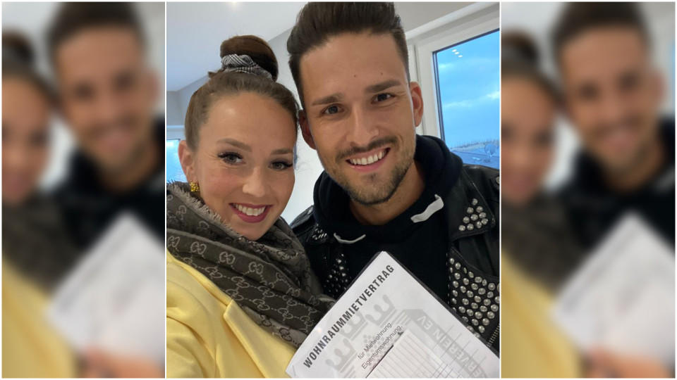 Christina und Marco zeigen total happy ihren Mietvertrag.