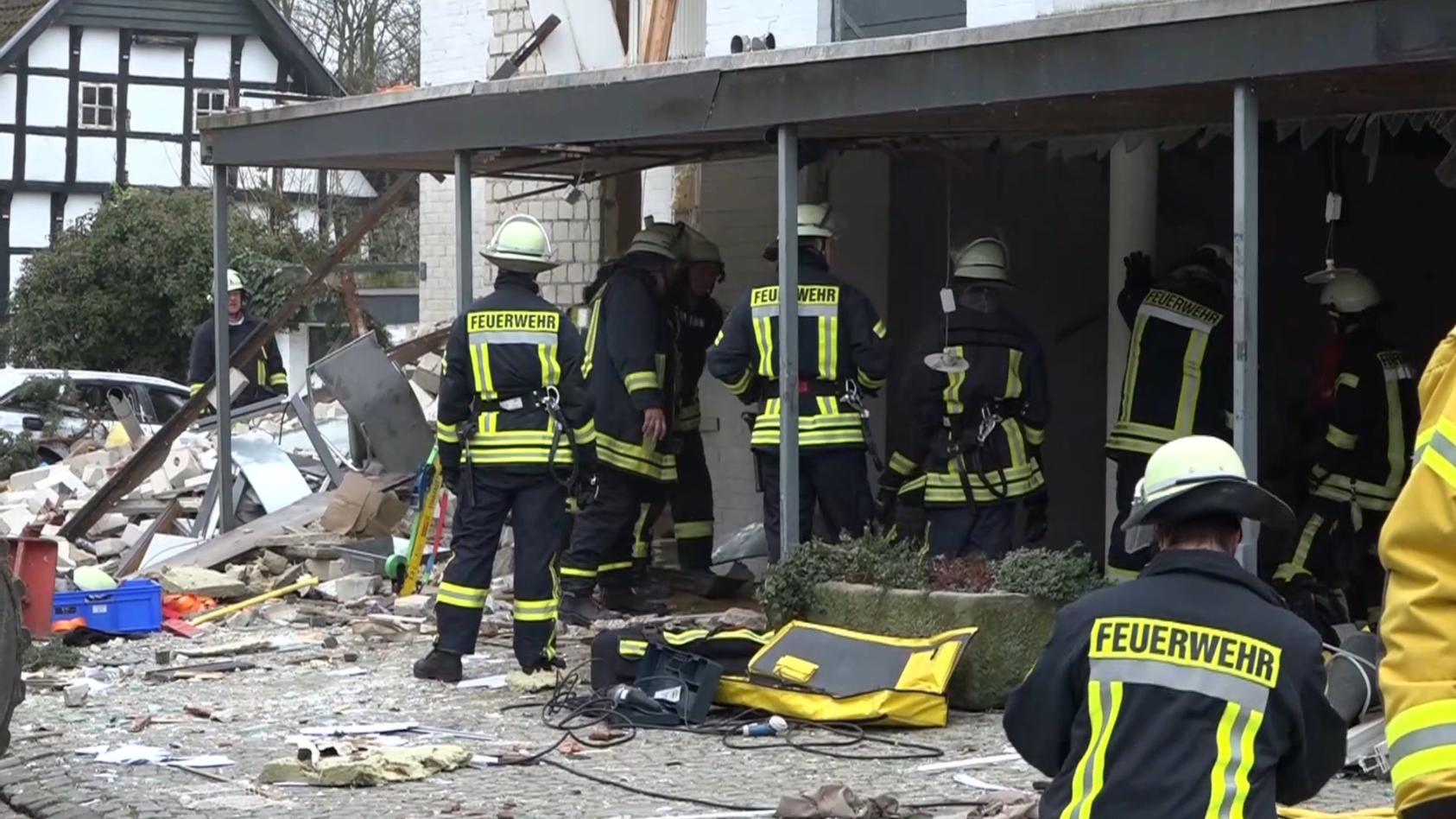 08.02.2020, Nordrhein-Westfalen, Lienen: Rettungskräfte stehen nach einer Gasexplosion vor einem Mehrfamilienhaus. Ob Personen verletzt wurden ist derzeit noch nicht bekannt. Foto: David Poggemann/Nord-West-Media TV /dpa +++ dpa-Bildfunk +++