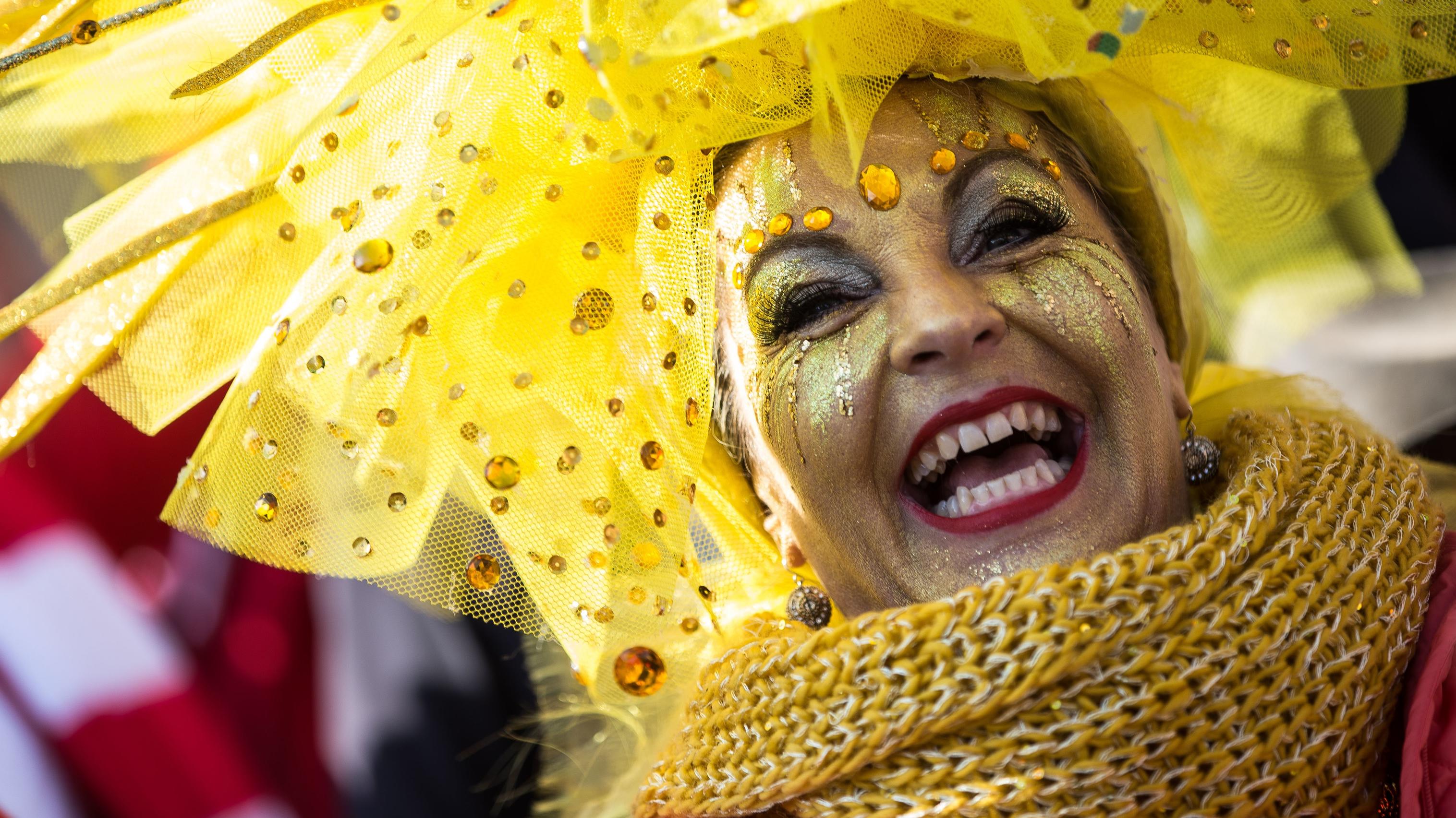 Eine verkleidete Närrin feiert am am 13.03.2016 beim nachgeholten Rosenmontagszug in Düsseldorf (Nordrhein-Westfalen) den Karneval. Wegen einer Sturmwarnung war der ursprünglich für Rosenmontag geplante Düsseldorfer Karnevalsumzug abgesagt worden. Fo
