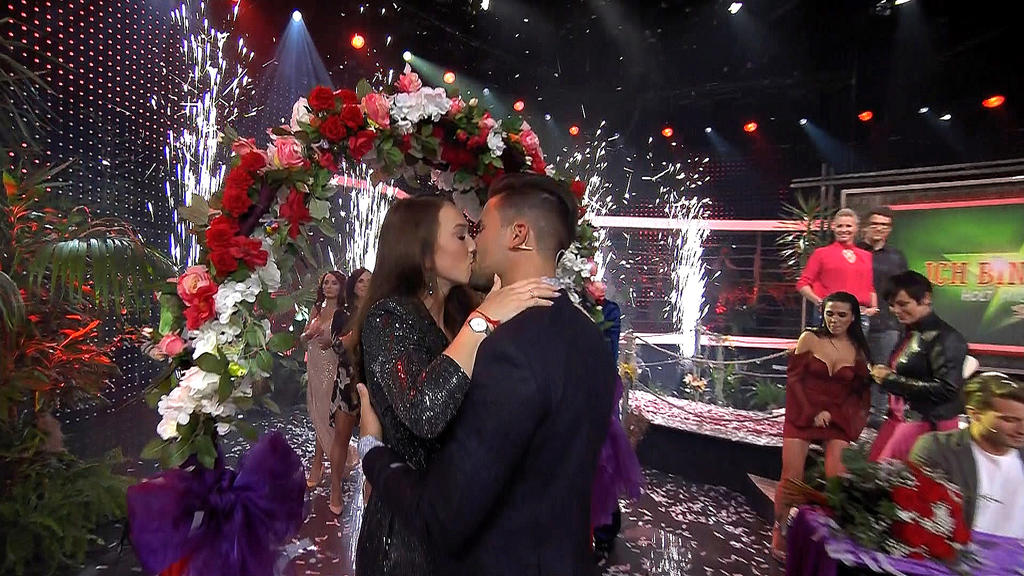 Marco Cerullo macht ernst: Bei „Ich bin ein Star – Holt mich hier raus! – Das Nachspiel“ hält er um die Hand seiner Freundin Christina Grass an. Tränen, Kniefall und eine herzzerreißende Liebeserklärung - und all das vor laufender Live-Kamera!