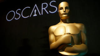 ARCHIV - 04.02.2019, USA, Beverly Hills: Eine Oscar-Statue steht beim 91. Oscar-Nominierten-Lunch vor dem Schriftzug. (zu dpa "Oscar-Verleihung im Februar erneut ohne Gastgeber") Foto: Danny Moloshok/Invision/AP/dpa +++ dpa-Bildfunk +++