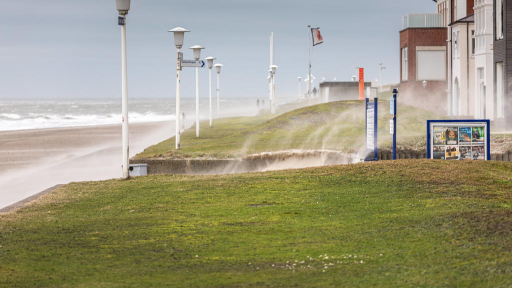 News Bilder des Tages Norderney. 09 FEB 2020. Orkantief Sabine über der Nordseeküste. Der Sturm peitscht den Sand über die Strandpromenade von Norderney. OSTFRIESLAND. Ostfriesische Inseln. *** Norderney 09 FEB 2020 Hurricane Sabine over the North Se