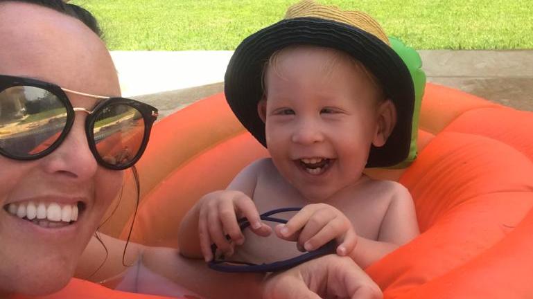 Frankie Thompson und seine Mutter Michelle zusammen im Pool