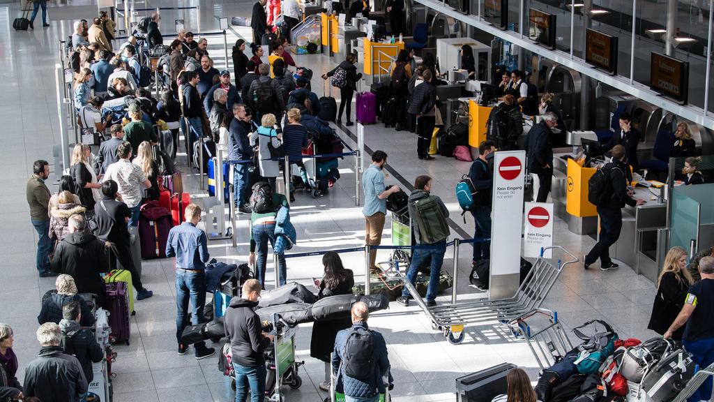 10.02.2020, Bayern, München: Lange Schlangen haben sich an den Gepäckschaltern am Münchner Flughafen gebildet, nachdem der Flugbetrieb auf dem Vorfeld wegen des Sturmtiefs "Sabine" eingestellt wurde. Foto: Matthias Balk/dpa +++ dpa-Bildfunk +++