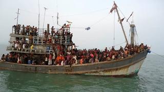 Ein Boot mit Geflüchteten in der Nähe von St. Martin auf dem Weg nach Malaysia
