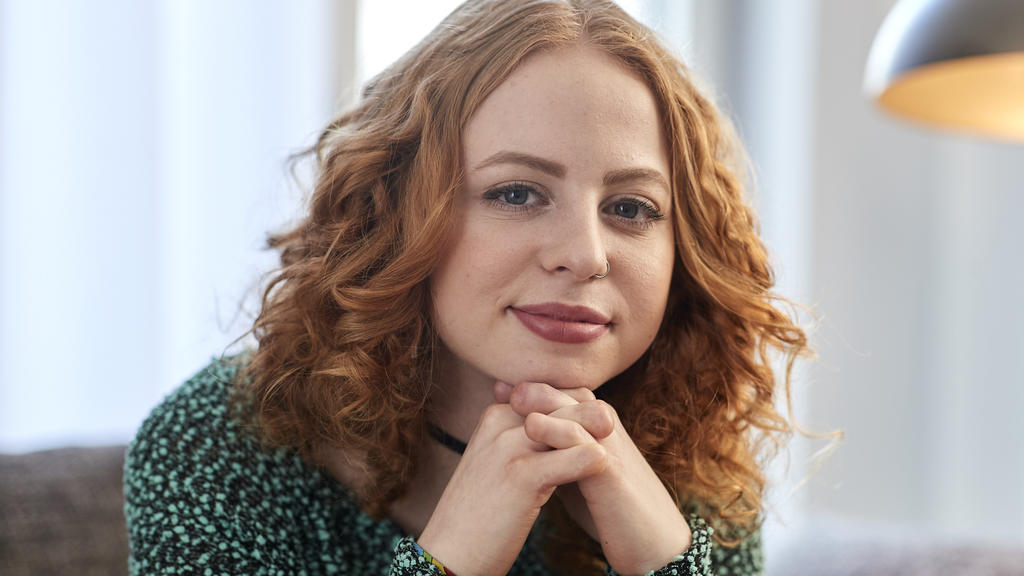 Justine erkrankte an Meningokokken und verlor dadurch ihre Fingerkuppen und ihre Unterschenkel