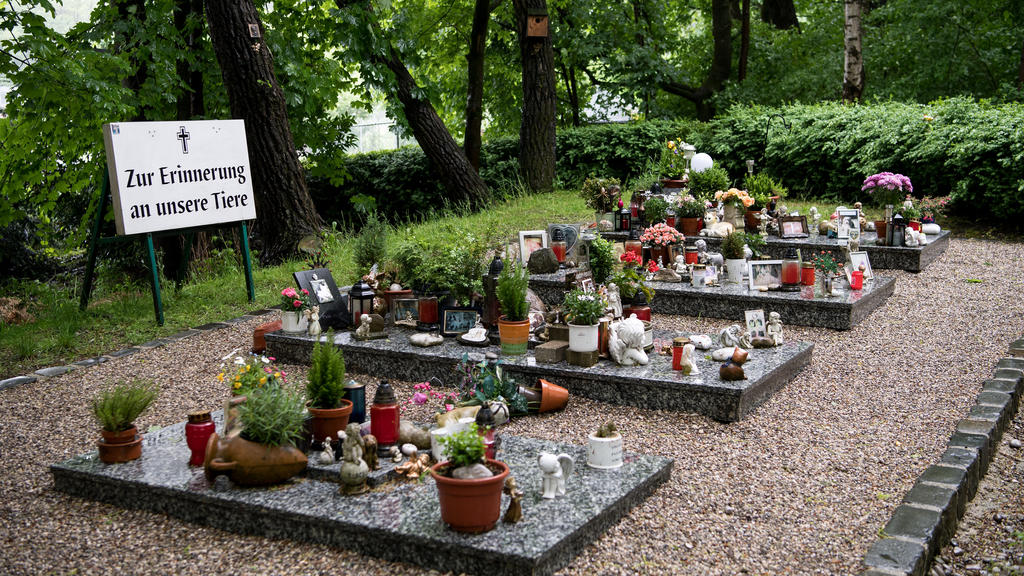 ARCHIV - 24.05.2016, Bayern, München: Sammelgräber für Haustiere sind auf dem Gelände des Tierkrematoriums Tiertrauer zu sehen. Etwa 10 000 Tiere werden jährlich im Krematorium Tiertrauer eingeäschert. (zu dpa «Nachfrage nach Tierbestattungen wächst