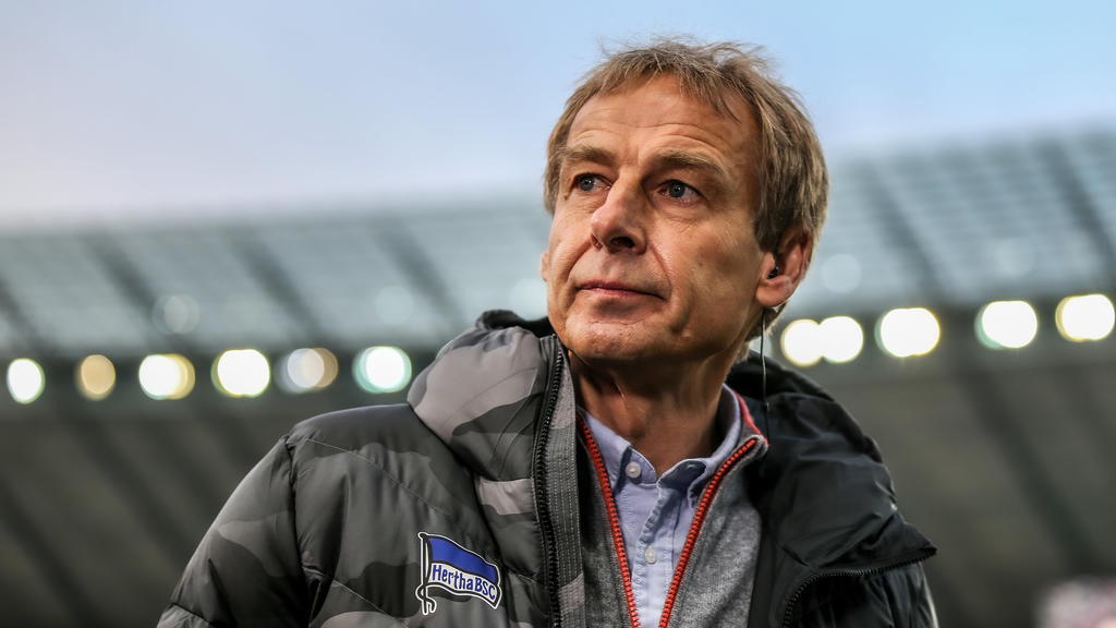 ARCHIV - 30.11.2019, Berlin: Fußball: Bundesliga, Hertha BSC - Borussia Dortmund, 13. Spieltag, Olympiastadion. Cheftrainer Jürgen Klinsmann von Hertha BSC steht im Stadion. (zu dpa «Facebook-Eintrag zu Klinsmann-Rücktritt überrascht Hertha» am 11.02