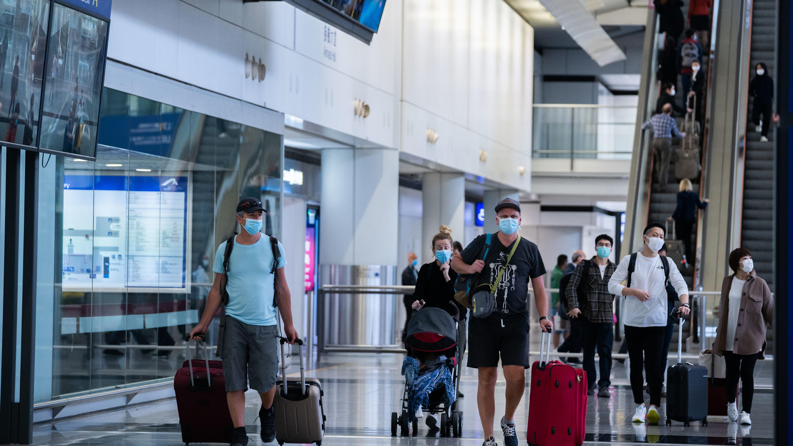 08.02.2020, China, Hongkong: Reisende mit Mundschutz verlassen den Ankunftsbereich des Hong Kong International Airport. Foto: Geovien So/SOPA Images via ZUMA Wire/dpa +++ dpa-Bildfunk +++