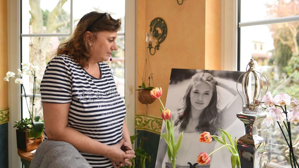 Rebeccas Mutter Brigitte vor dem Bild ihrer Tochter