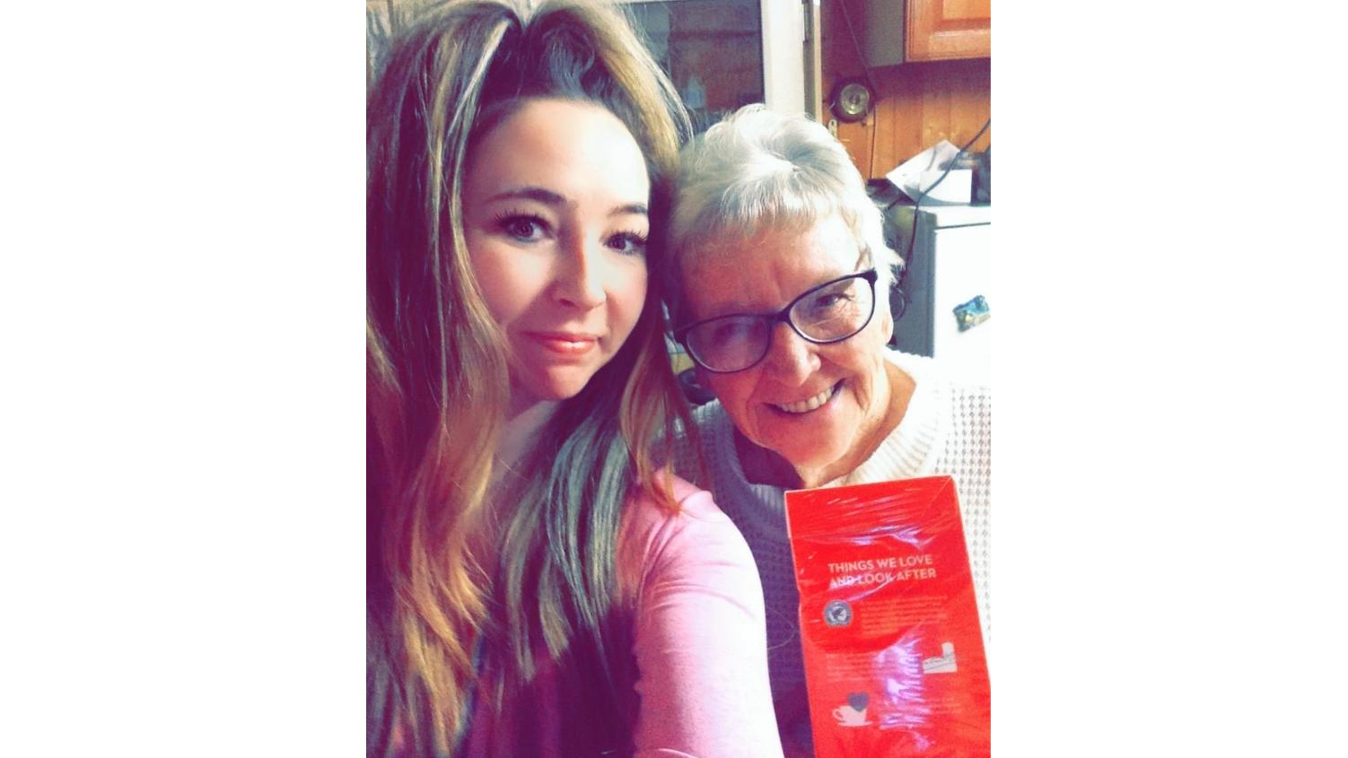 Enkelin Gemma fotografiert ihre Oma und die Kondome