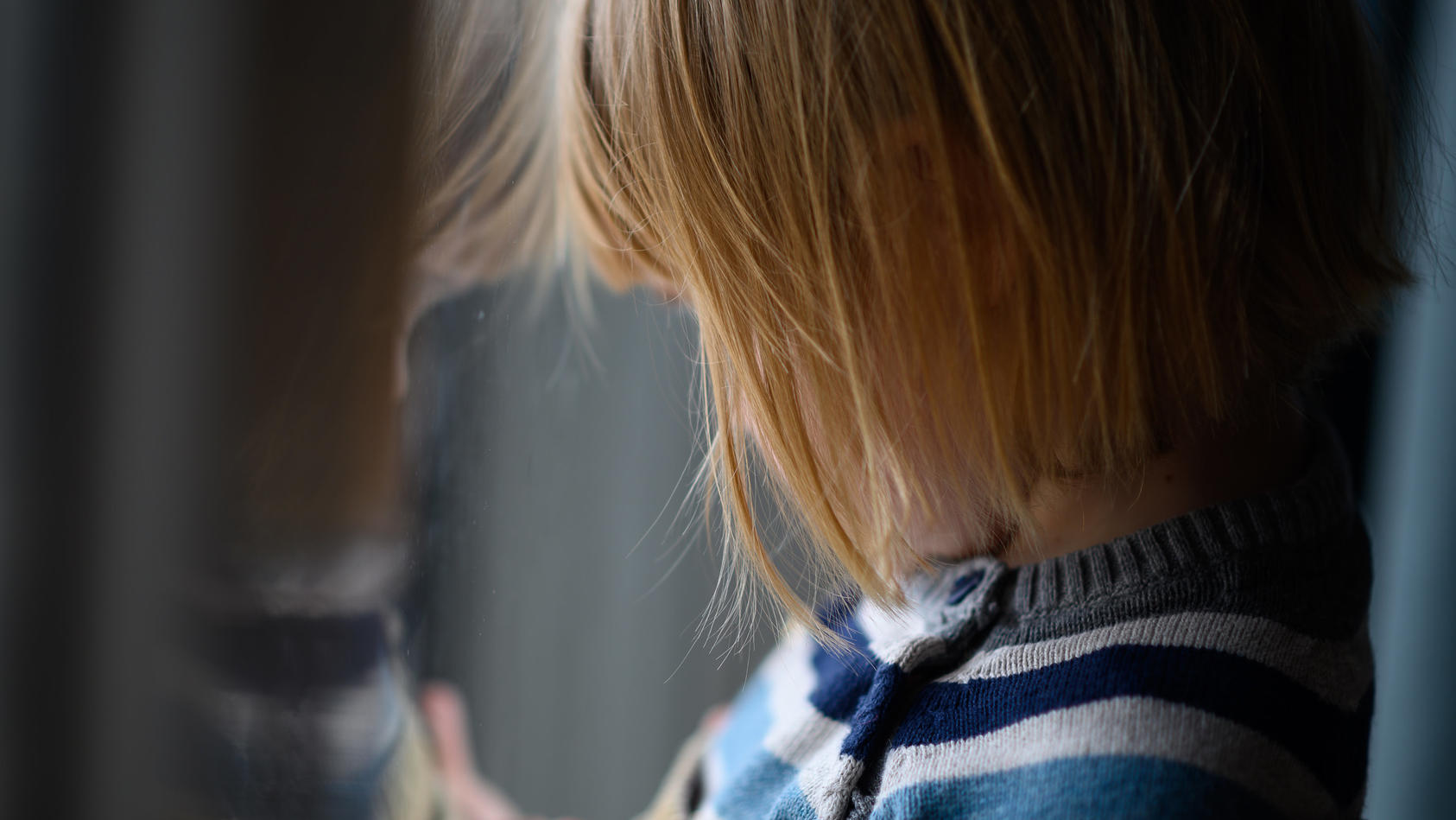 ILLUSTRATION - 02.02.2020, Baden-Württemberg, Stuttgart: Ein Kind schaut aus dem Fenster. (zu dpa: «Jugendreport DAK: psychische Gesundheit bei Schulkindern») Foto: Sebastian Gollnow/dpa +++ dpa-Bildfunk +++