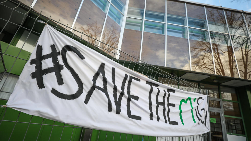 11.02.2020, Baden-Württemberg, Geislingen an der Steige: "·#Save the MiGy·" steht auf einem Transparent vor dem Michelberg-Gymnasium. Nach der Sanierung der Schule hatten Fachleute im vergangenen Jahr Mängel festgestellt. Kultusministerin Eisenmann (