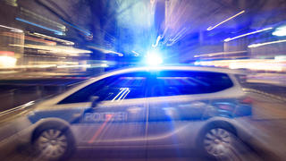  Berlin, Sperrung am Fernsehturm wegen Eisabfall Deutschland, Berlin - 26.01.2020: Im Bild ist ein Polizeiauto mit Blaulicht zu sehen. Berlin Alexanderplatz Berlin Deutschland *** Berlin, Closure at the TV tower due to ice fall Germany, Berlin 26 01 2020 The picture shows a police car with blue light Berlin Alexanderplatz Berlin Germany