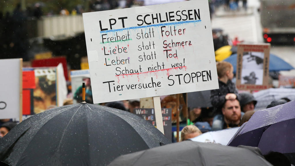 ARCHIV - 19.10.2019, Hamburg: Mit Schildern und Transparenten auf denen u.a. der Schriftzug "LPT Schliessen, Tierversuche stoppen" zu sehen ist, demonstrieren Teilnehmer in Hamburg-Neugraben gegen Tierversuche. Einen Monat nach Schließung des umstrit